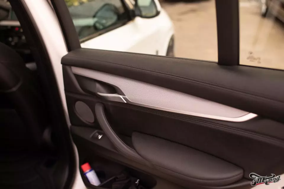 BMW X5. Ламинация карбоном деталей интерьера